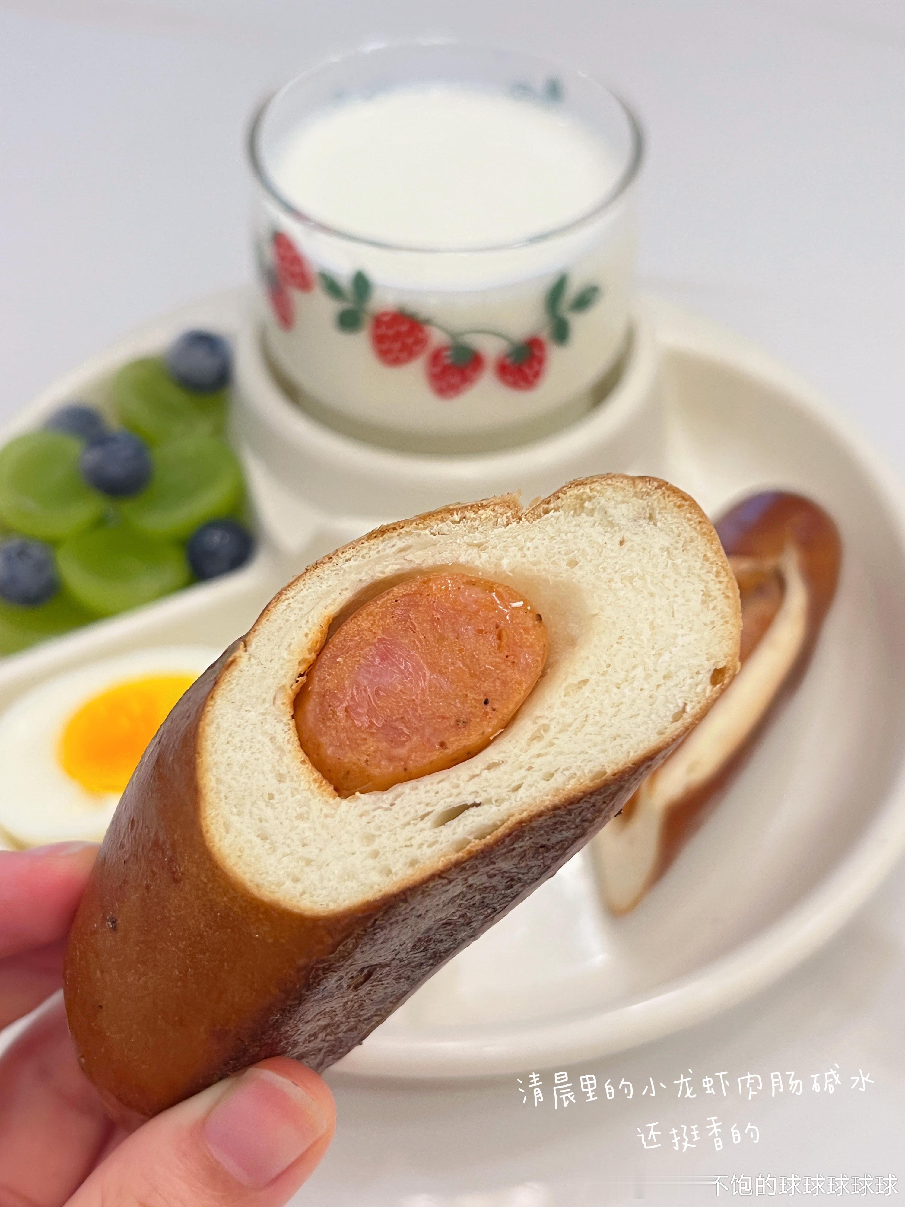 又回归到面包早餐啦  只是现在更加偏爱咸口包包了  最近好多面包店都有活动又囤了