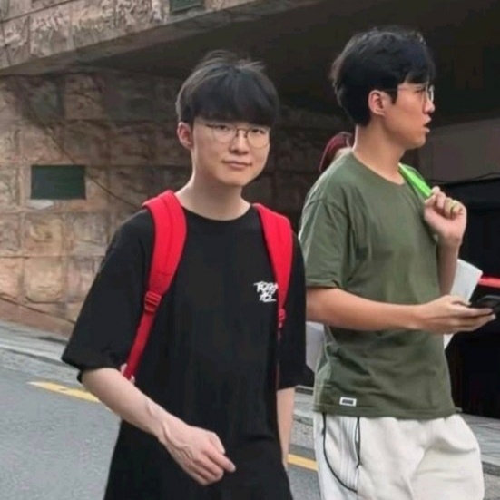 看看这手，都伤成啥样了，老了激流勇退也未尝不可。Faker无缘LCK最佳阵容Ze