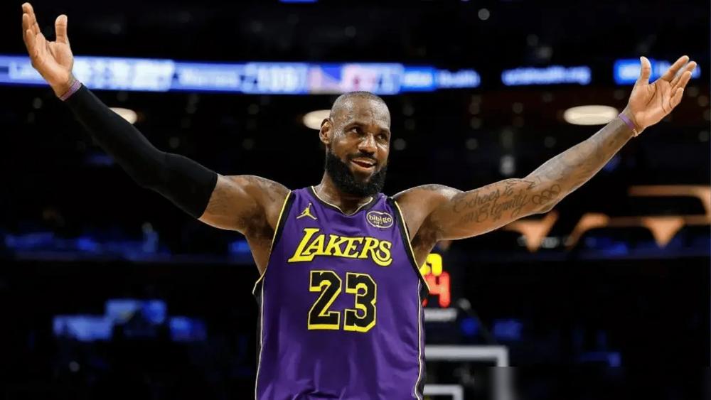 詹姆斯刚拿下12000个篮板，湖人更衣室却传出：没他，球队胜率更高！
 
41岁