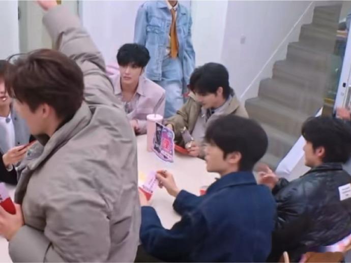 余宇涵超燃青春的合唱余宇涵一开口真的稳，男高声部太亮眼了，少年感和唱功都在线，舞