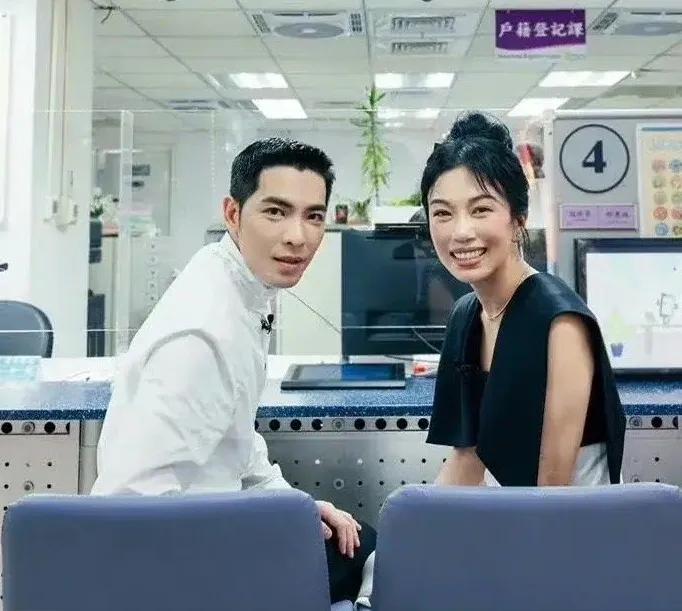 #妙笔生花创作挑战#萧敬腾和林有慧领证了！
看看这满屏的幸福感，相互扶持的爱情真