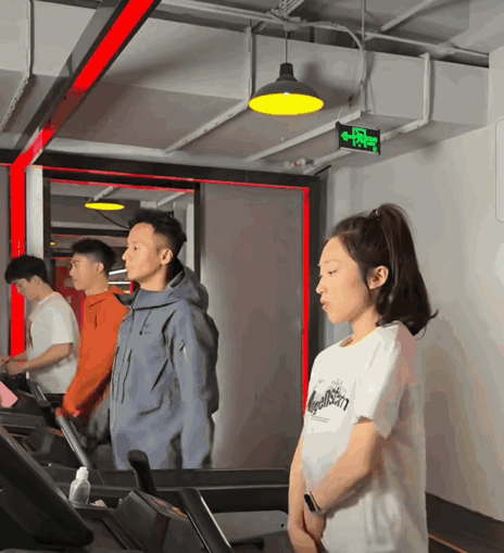 三个帅哥不服，你脱我们也脱，健身的谁还没有一件好看的小背心！