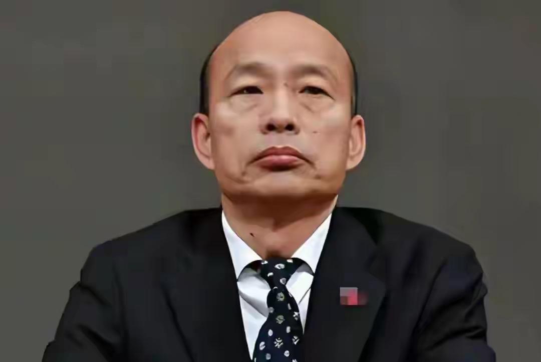 韩国瑜这人啊，在岛内就是个“话题制造机”。早年走草根路线，喊民生、敢开炮，圈粉无