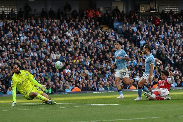 曼城2比1阿森纳 多纳鲁马出现重大失误后，格伊赶紧过去安慰门将，稳住了多纳鲁马的