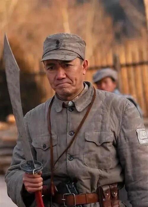 大刀向鬼子们的头上砍去！