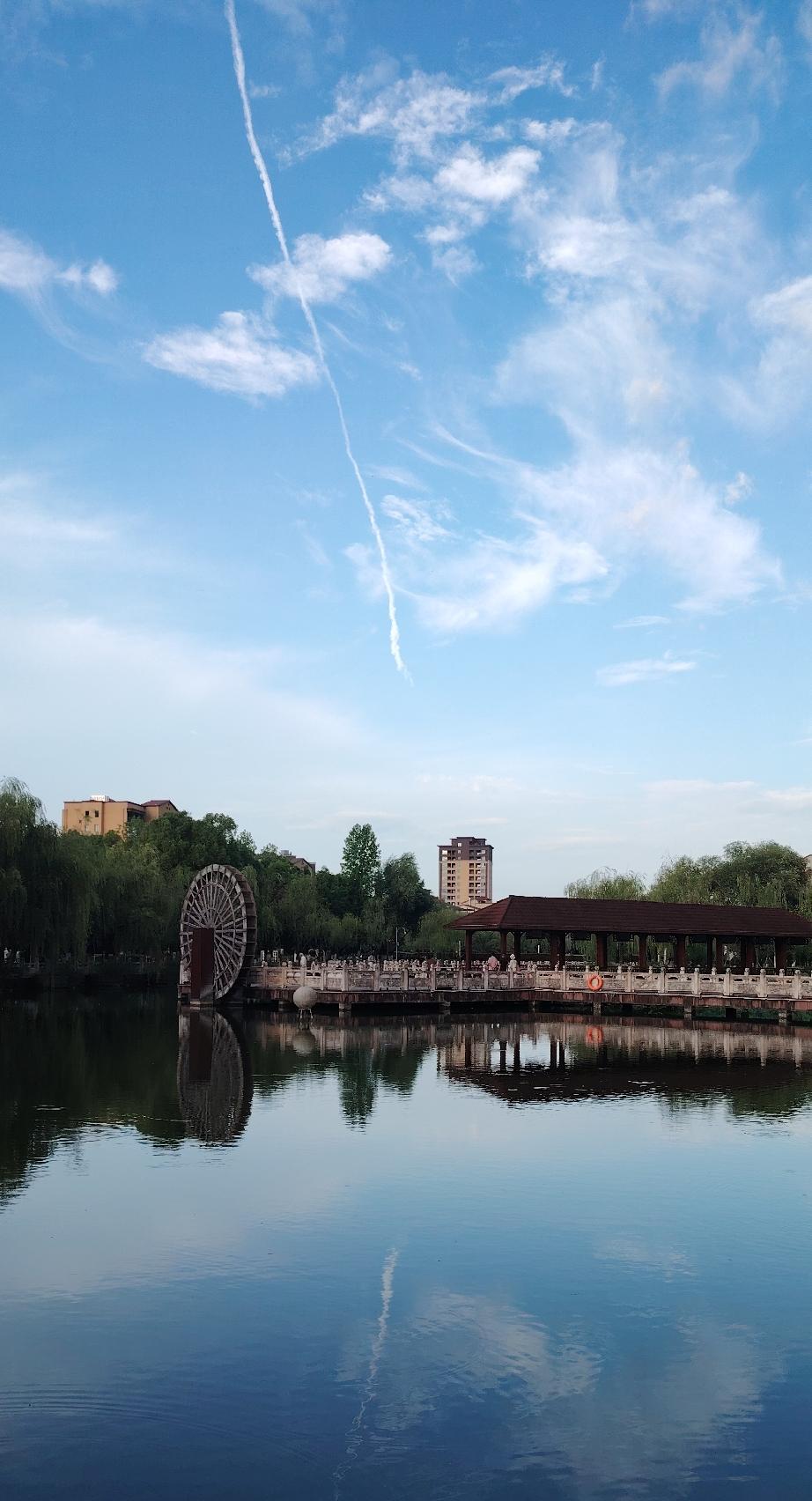 一条白线划破长空，对称倒影在湖水中。