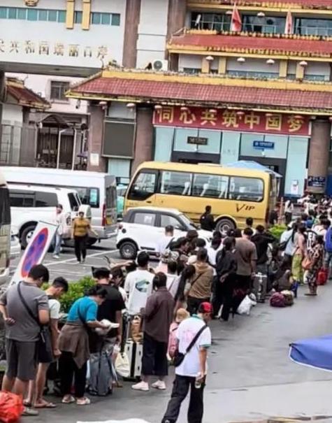 缅甸大批民众被遣返回到缅甸本土。

在中缅边境的盈江口岸，大批无合法务工证件的缅