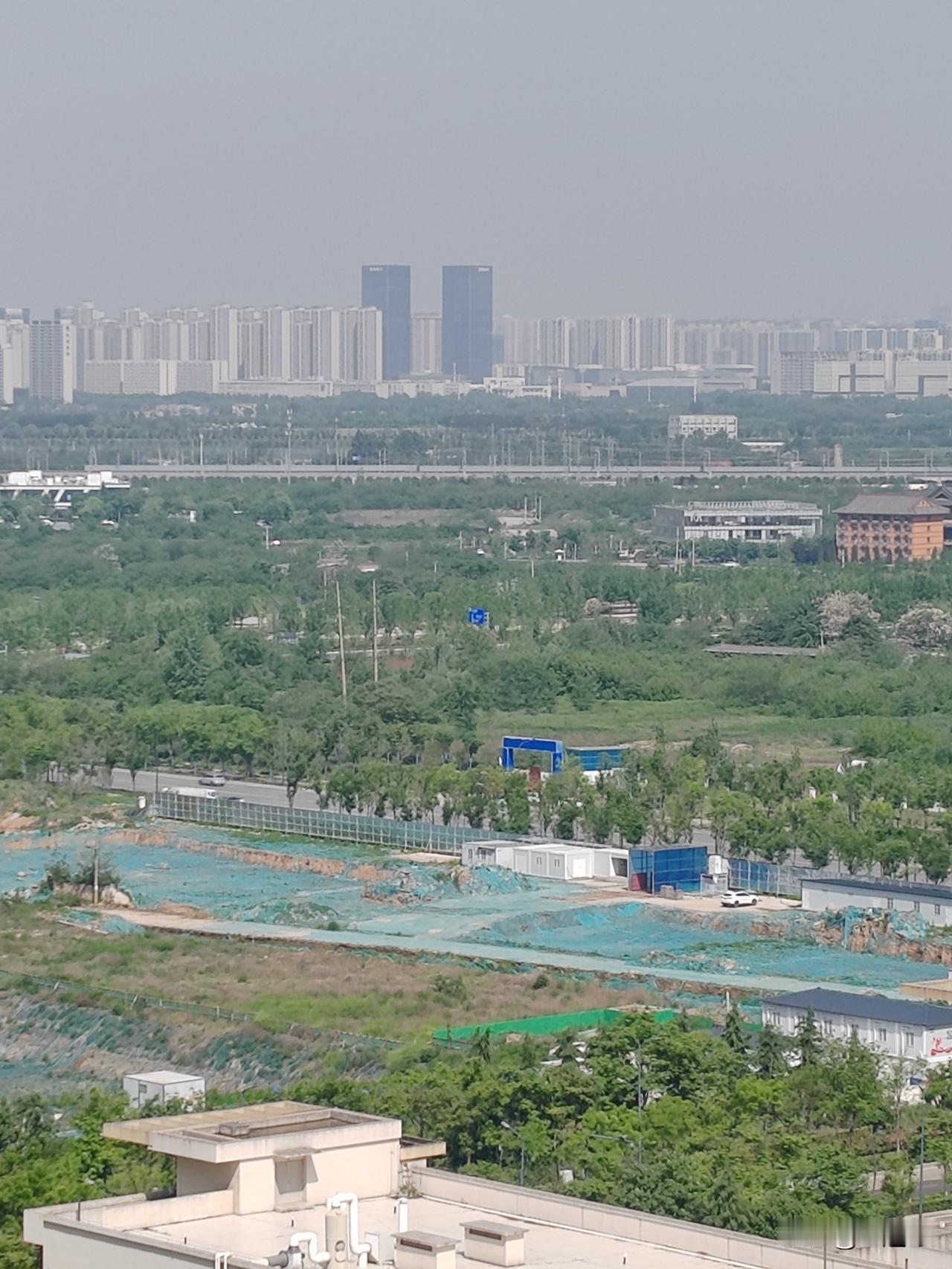 今天是气温回升的一天，阳光明媚，我拍下了沣东新城与沣西两交界图片，也包括当地天空