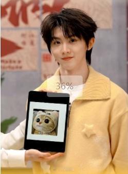 时代少年团猫塑党上桌了  终于我们猫塑党上桌了呀，时代少年团模仿小猫表情包那一段