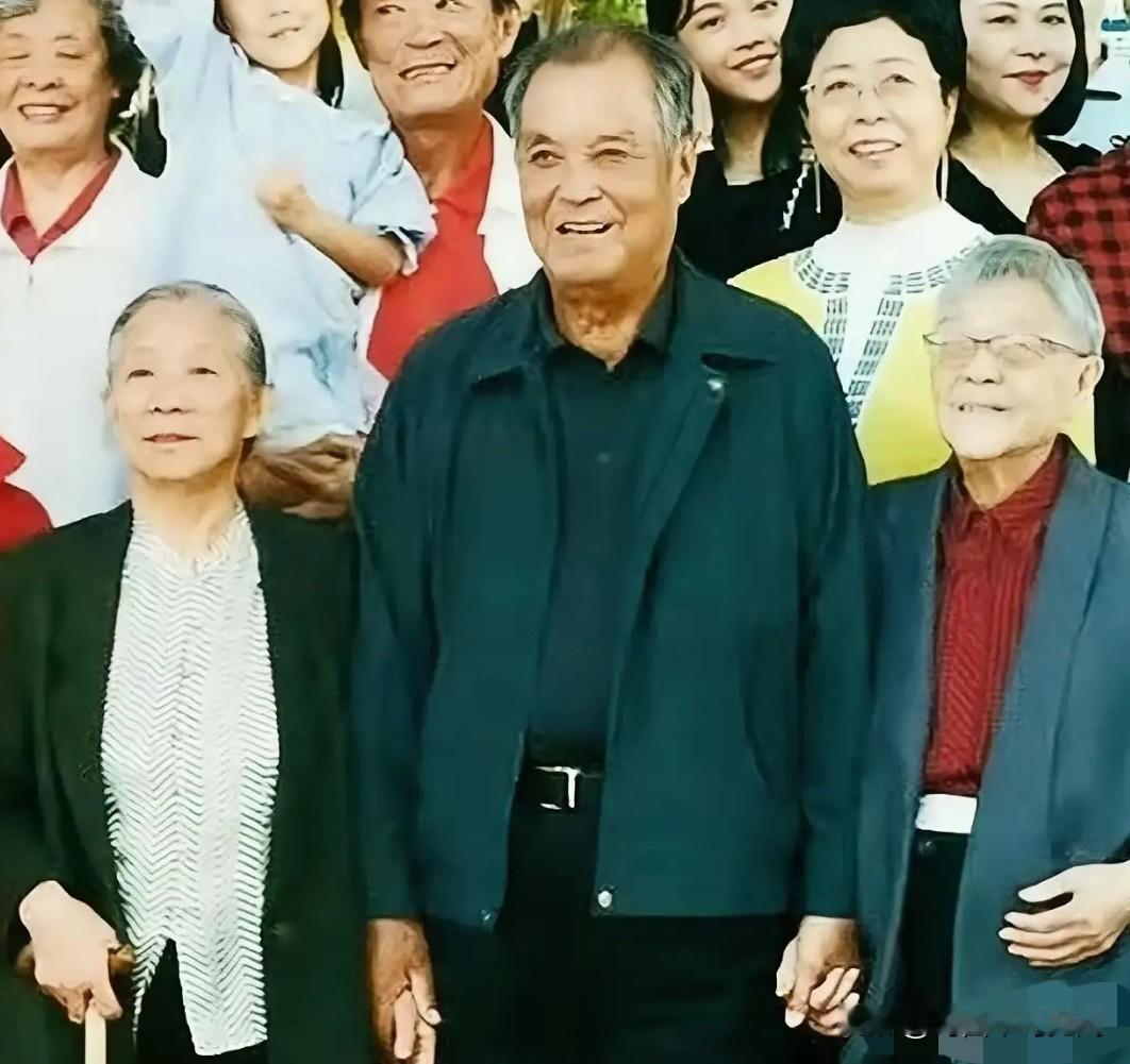 2022年，林汉雄与林豆豆及其他亲属的一张家庭聚餐合影。林汉雄是林育英（张浩）之