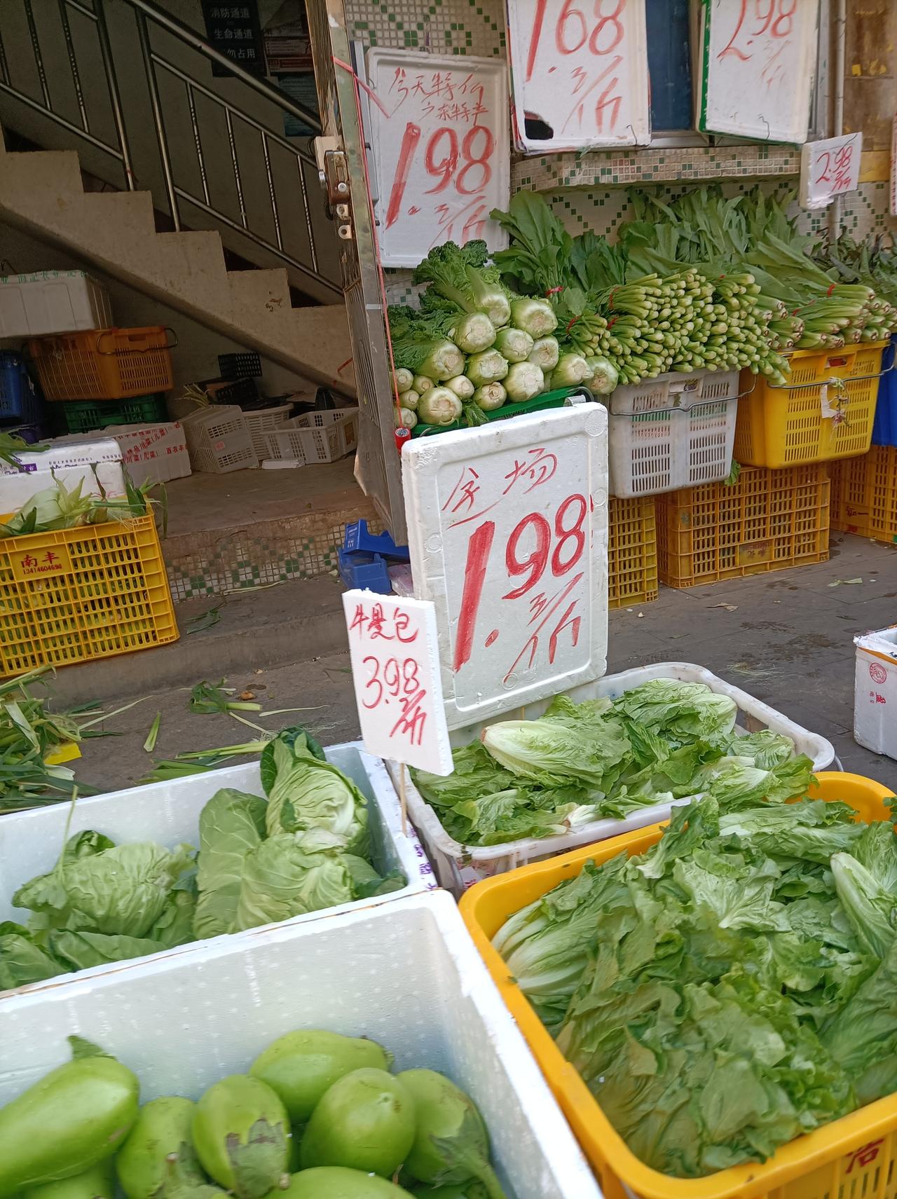随手拍张照昨天去江边村农产品市场看了看，这菜确实比超市便宜了好多，买了几样青菜回
