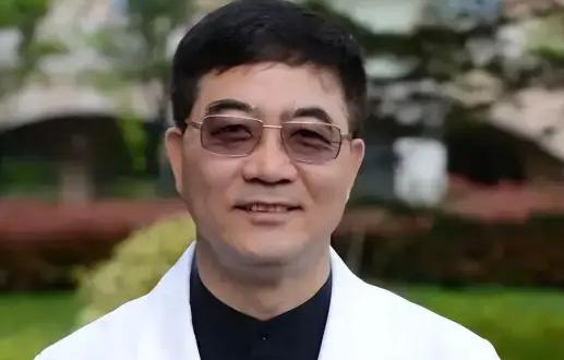 2016年，上海中山医院顶尖心内科主任葛均波，为一位19岁的少女做心脏手术时，竟