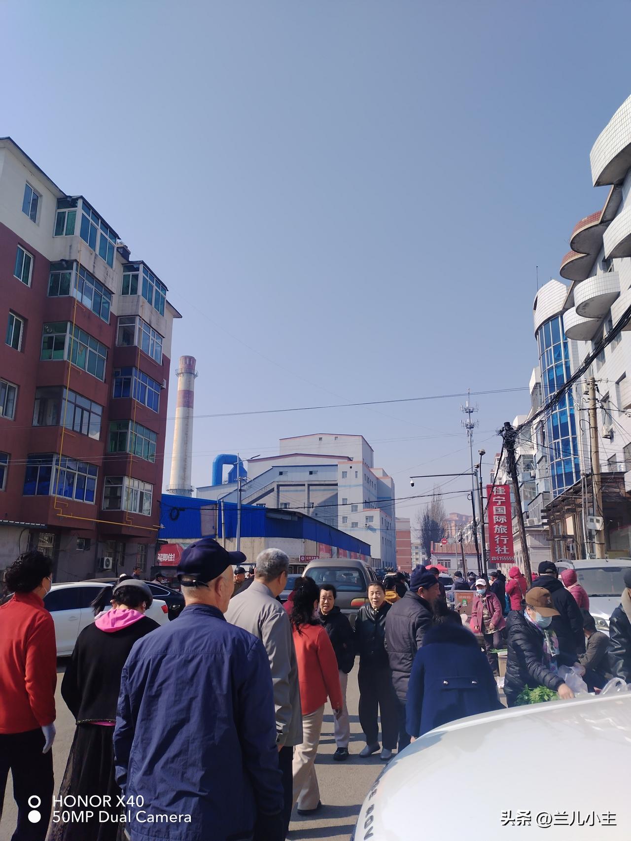 今天太热了，温度突然升高，忽然就被春天眷顾了。市场上的人格外多，抬眼望去密密匝匝