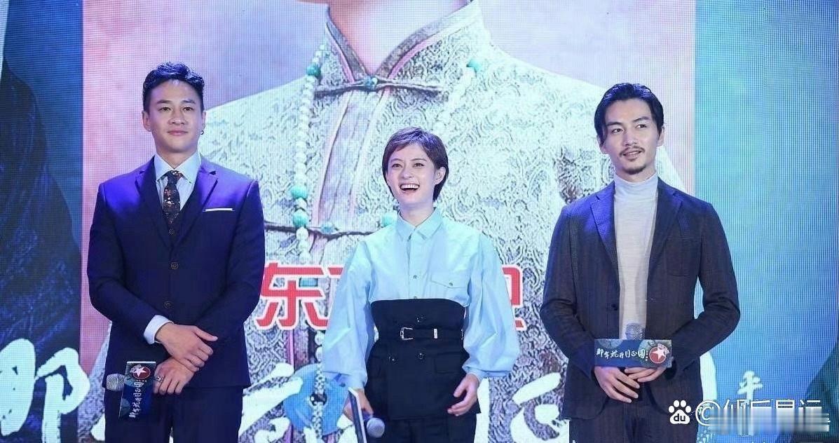 陈晓很帅，何润东穿西装也超有型，两人都帅气十足 