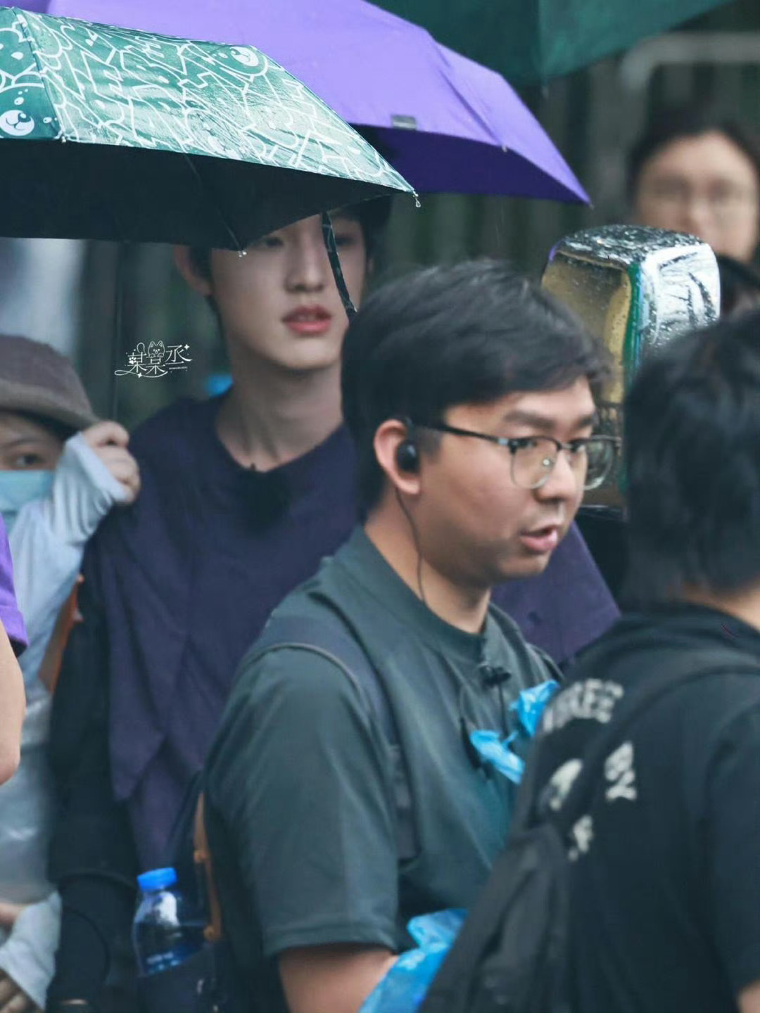 张泽禹脖子上戴的是什么 瞧，《全员加速中》路透，张泽禹帅气登场，脖子上戴的加速王