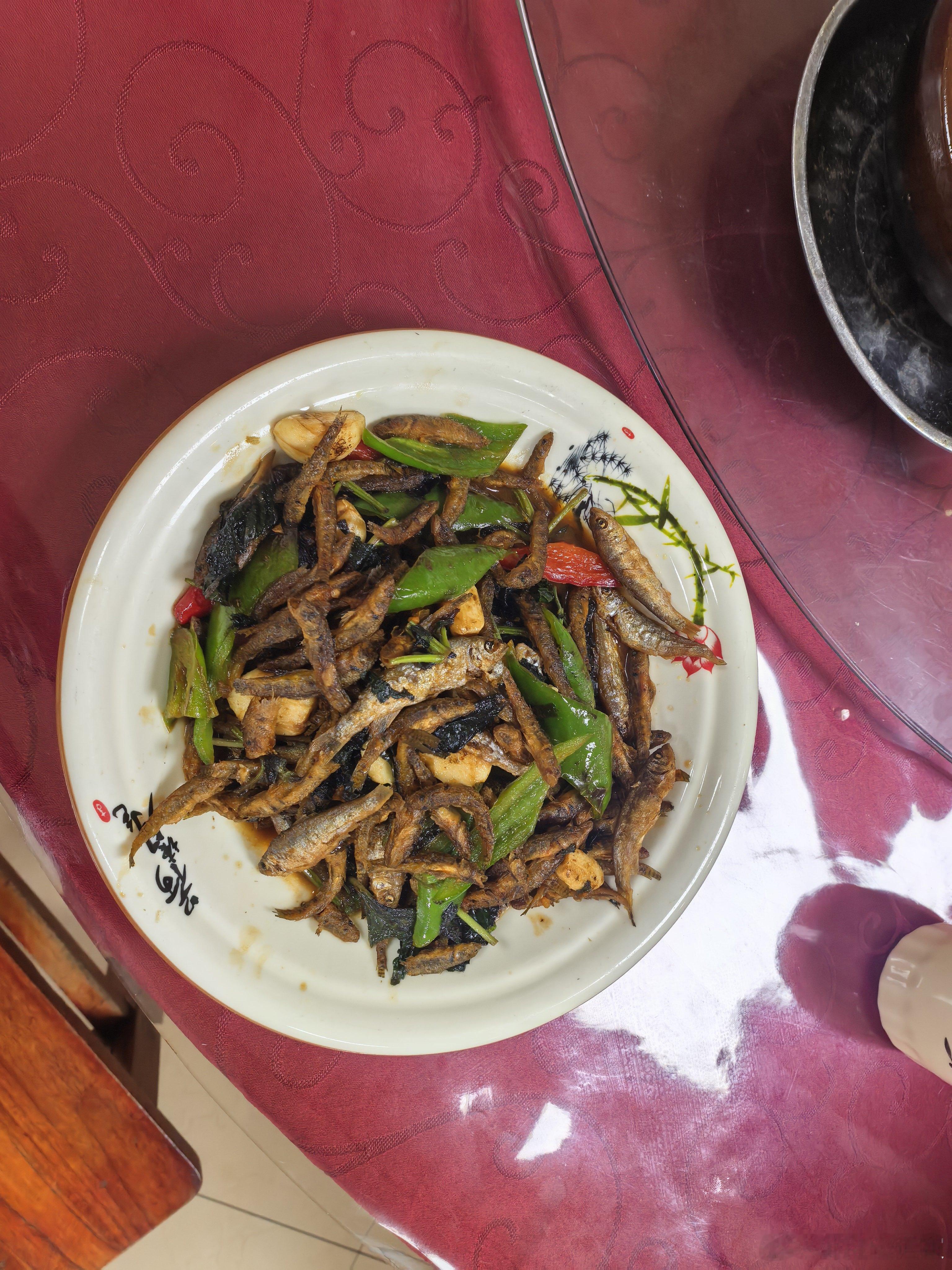 鱼是溪流鱼、螺是山坑螺，蚕蛹是店家自养的，我就喜欢这些比较粗的吃食。 