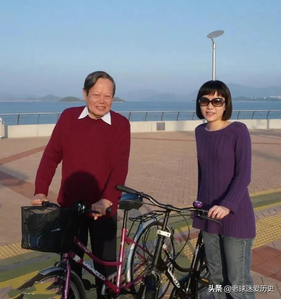 碧海长堤边，杨振宁和翁帆并肩骑车，留下了闲适的日常瞬间。
杨振宁穿着酒红色毛衣，