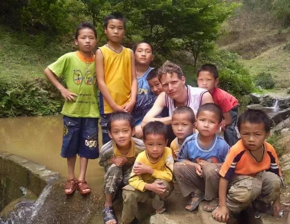 [微笑]广西一外国人在当地无偿支教整整十年，当地人都喊他洋雷锋，就连央视都点名了