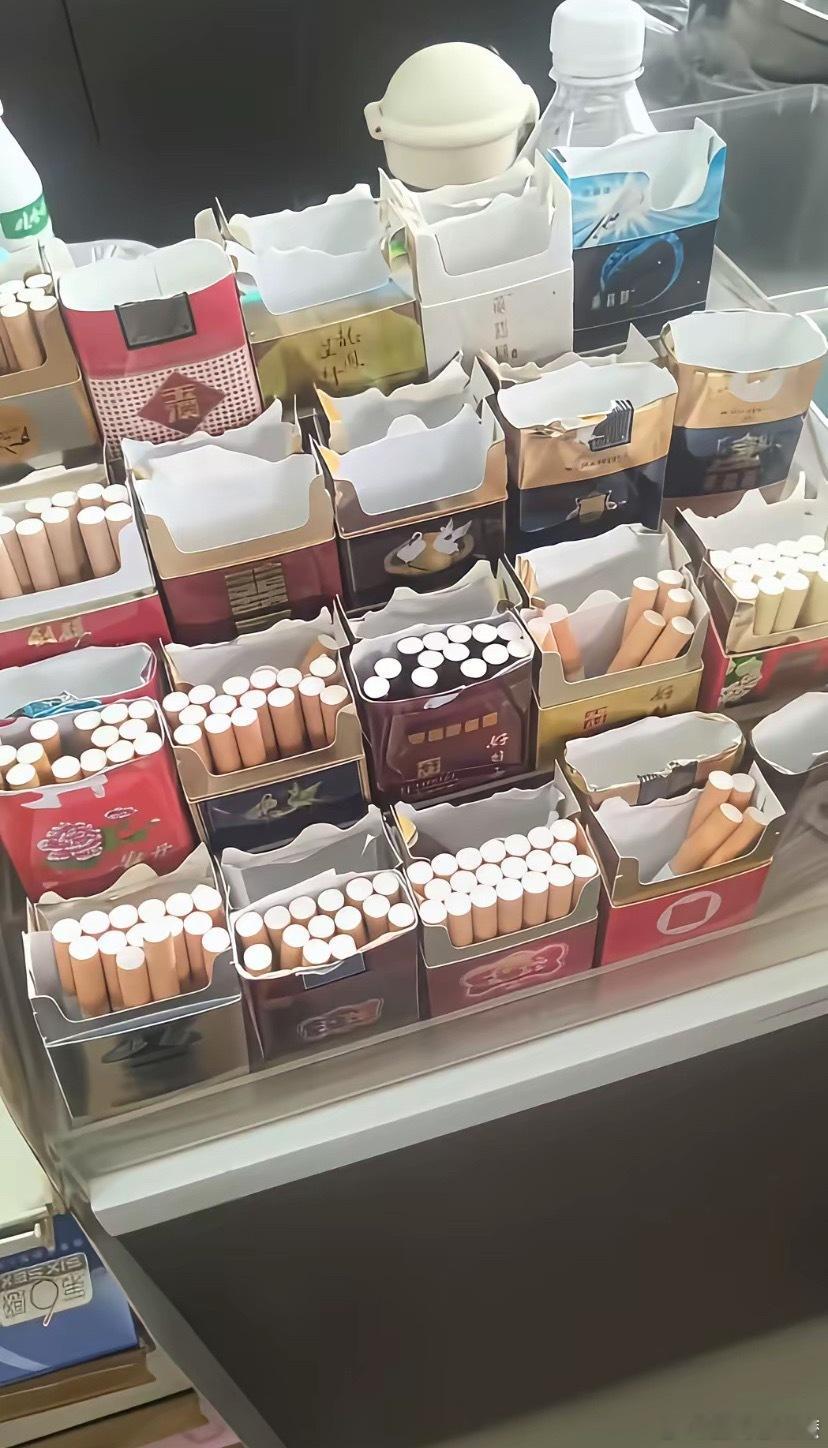 这超市老板真会做生意，烟都拆开零售了，老板说客户可以一根一根的买，消费降级不至于