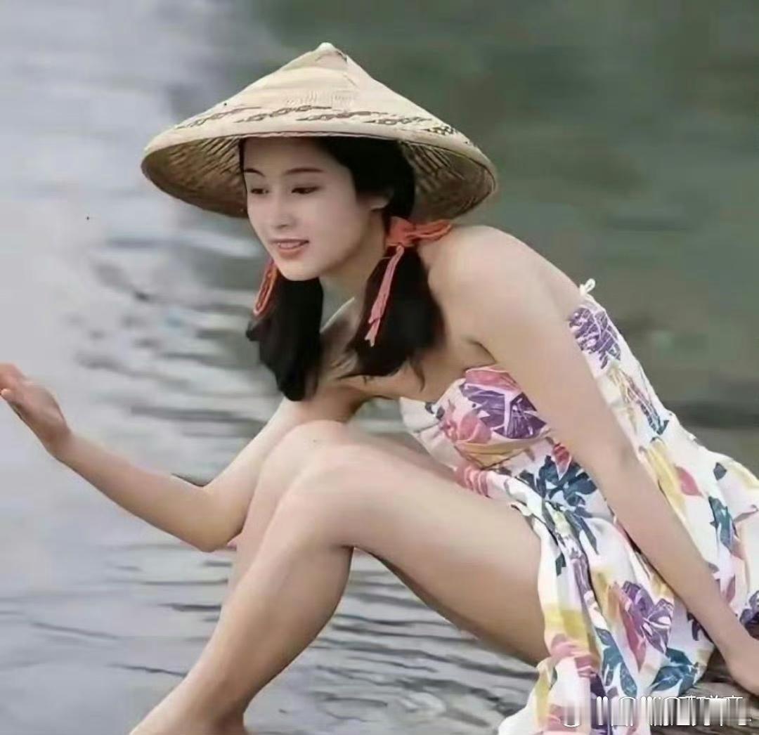 年轻时的陈红，在那个年代就敢这么拍照，实在有点太潮了！ 