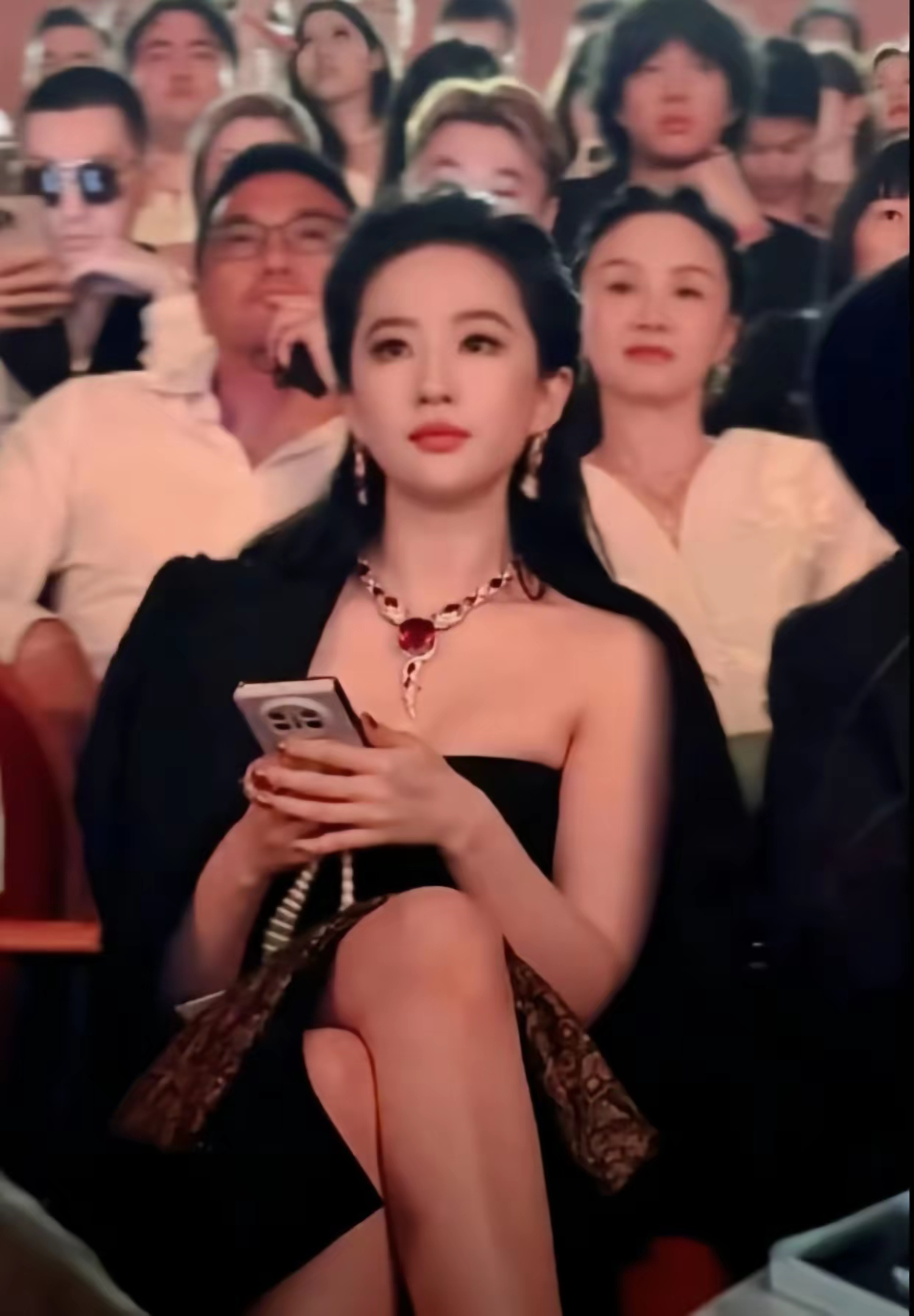 看到这次的刘亦菲，觉得她可能这辈子不会结婚了，真活成了女王。黑色抹胸开衩裙披着黑