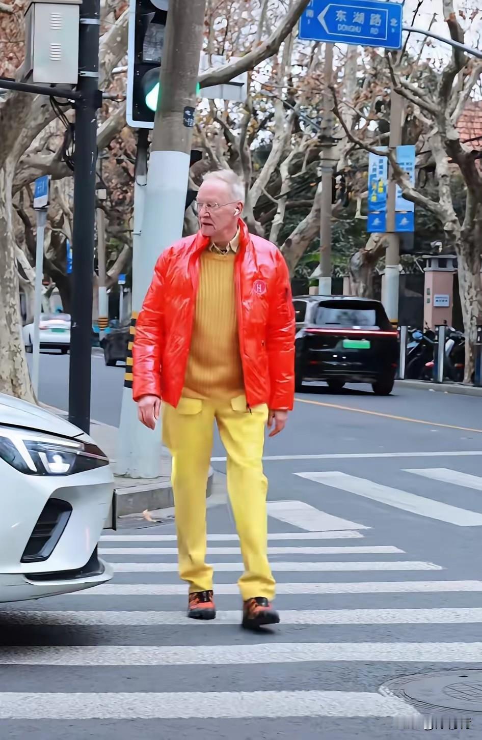 城市人穿衣服比农村时髦超三十年。衣服鲜艳、时髦、扮嫩这些都不在话下。

这是上海