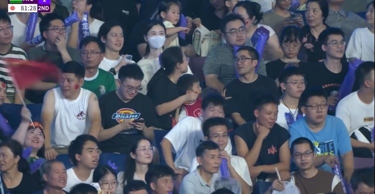 #国足亚运队5比1印度#30多度的杭州，34588人观战，黄龙体育馆已经不知道多