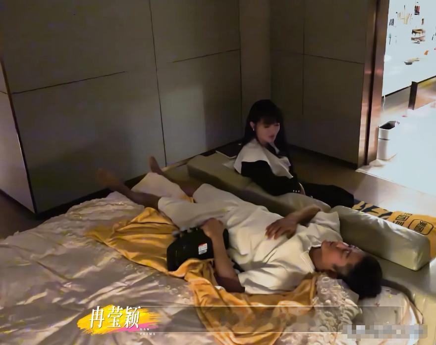 晚上睡觉时，冉莹颖让邹市明回自己房间睡，邹市明不愿意：“这就要分房了？”冉莹颖：