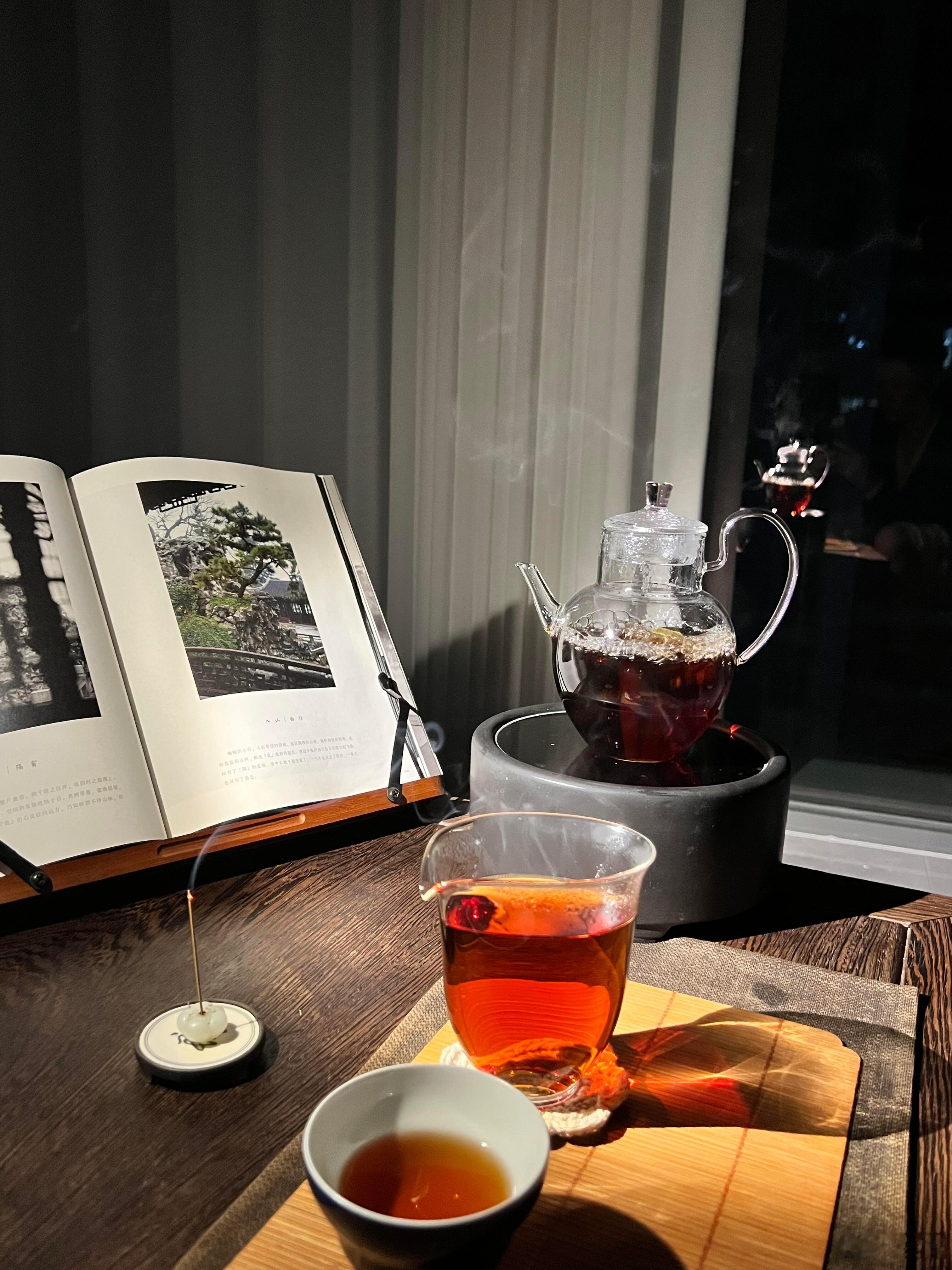 夜幕降临，熄了最后一盏灯，我用一盏茶划开夜色。茶烟升起时，忽然读懂那句“人间有味