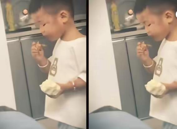 看到这一幕，又泪崩了！
​黄梓澈一手拿着白馒头，一手拿着鸡爪，正小心翼翼的啃着，