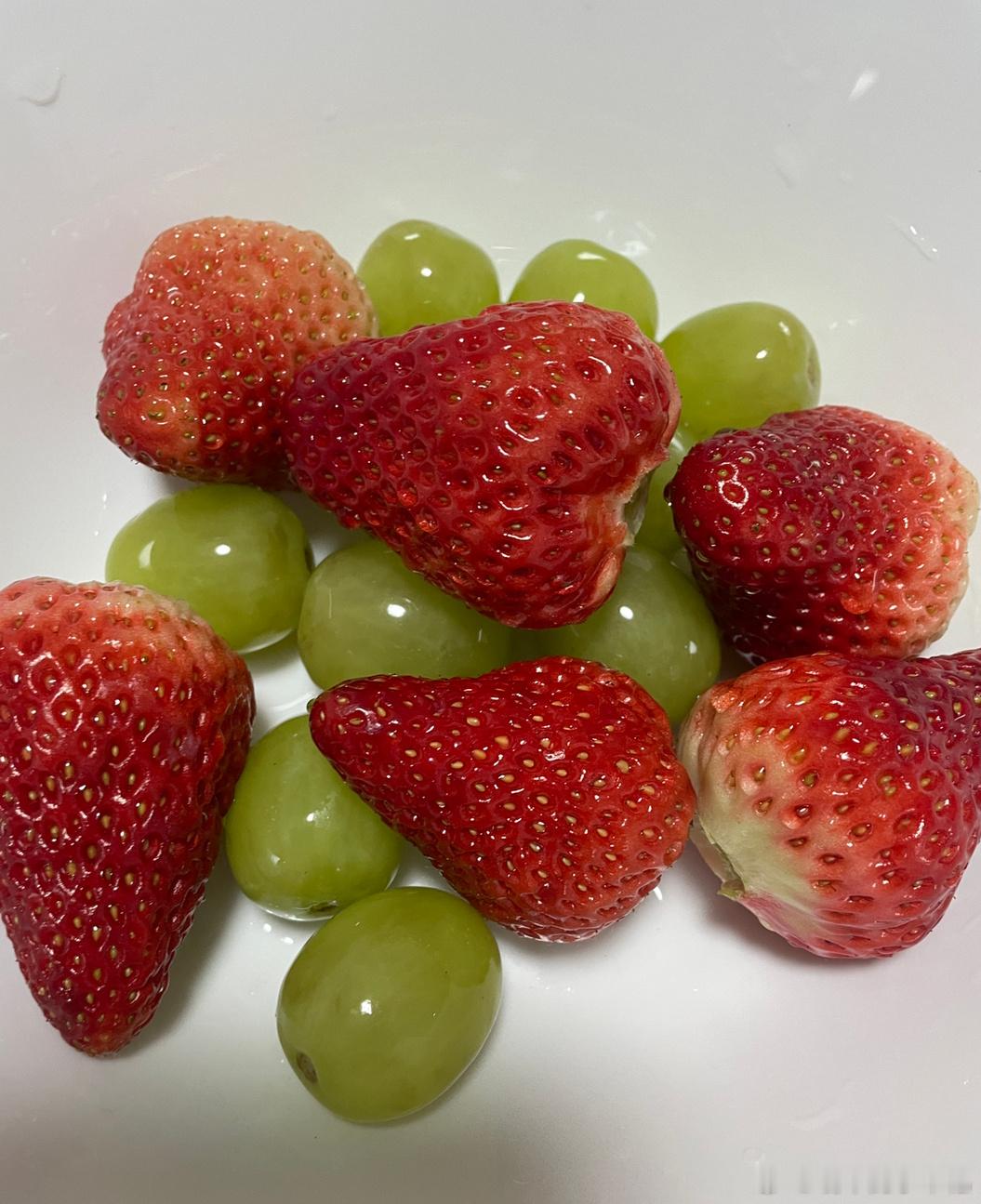 呜呜  我哭！他提前去山姆给我买草莓和青提，泡好了泡脚水，煮好了汤圆，提前从冰箱