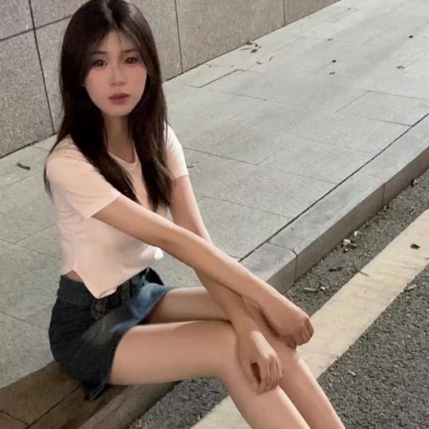 元气少女，坐在街头等你哦💕