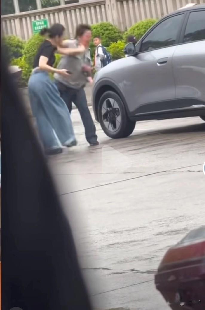 福建三明学校门口打架的女司机和男保安都有错，谁也不用说谁！

这事儿发生在4月2
