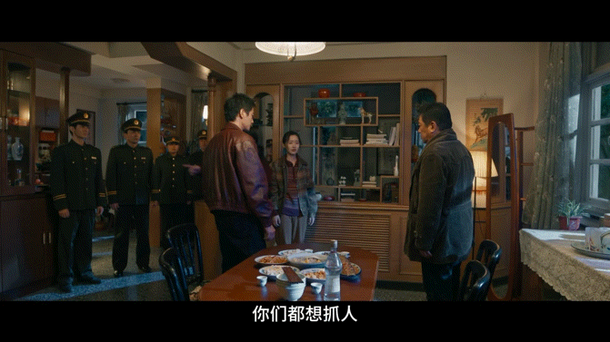 父母看着孩子烂掉是什么滋味一路滑落，步步皆错，陈辉再也回不到当初的样子。黑暗的道