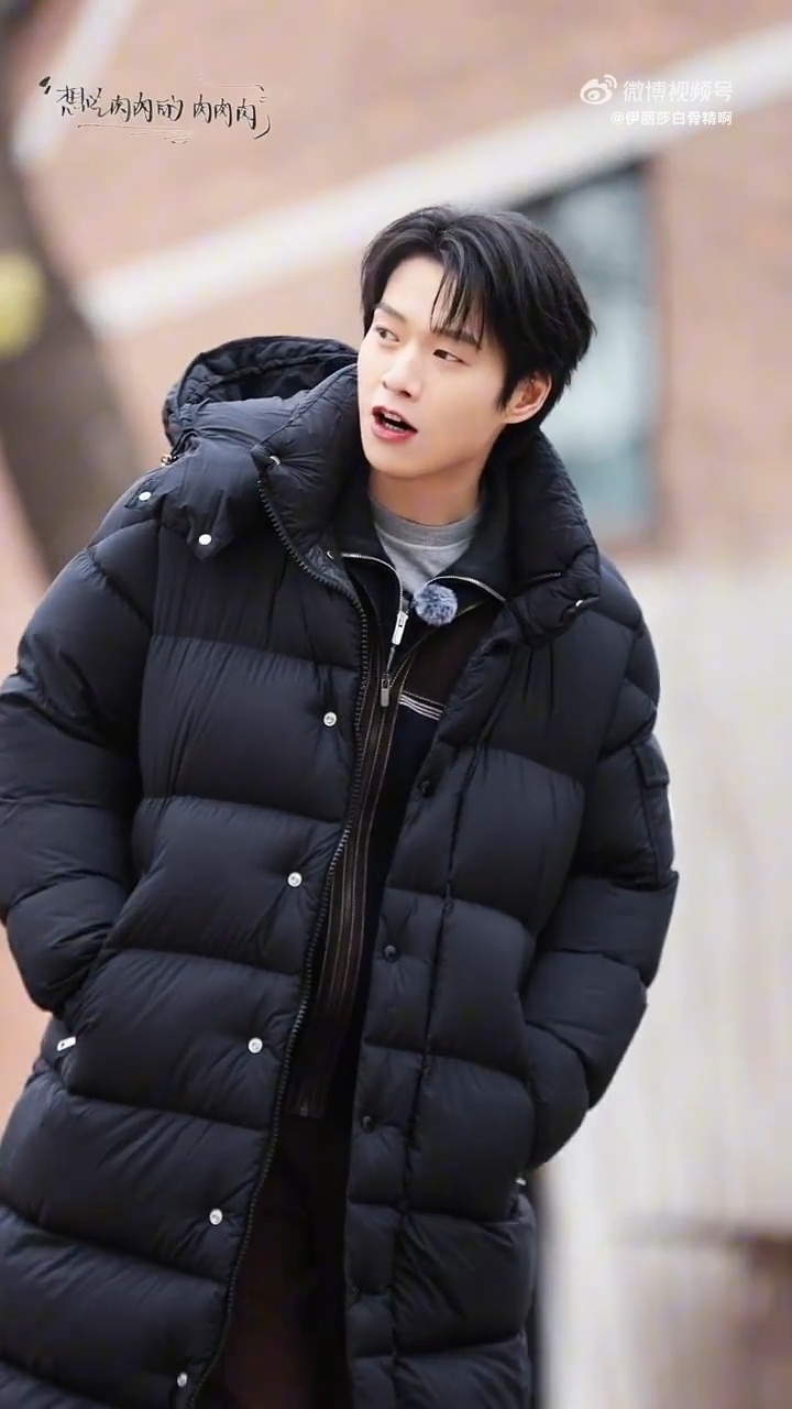 魏大勋像盘菜被端上来了魏大勋新综艺路透太逗啦，一米八几的大男孩竟被人像端菜般端上