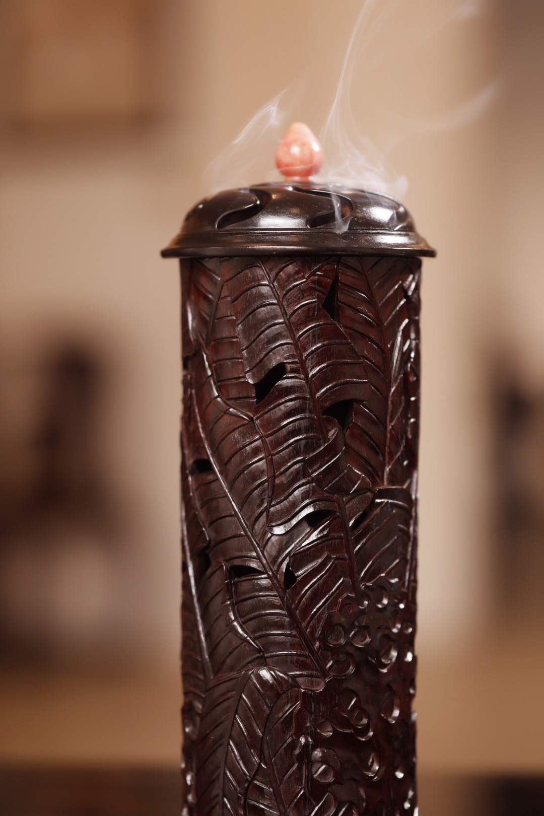 小叶紫檀【芭蕉湖石】香炉紫檀老料，镂空雕芭蕉与湖石，轮廓立体，文房案头置之，面面