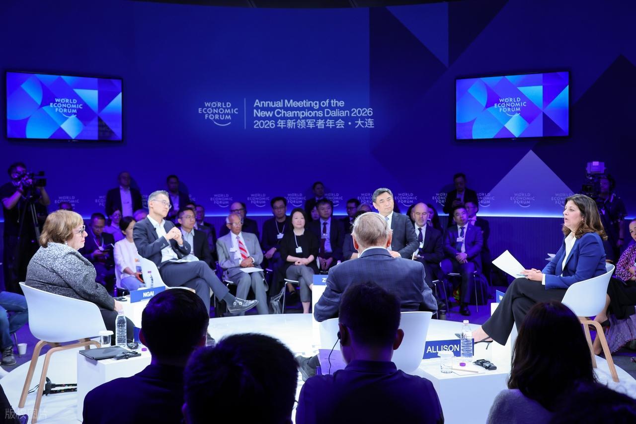 2026 年 6 月，大连，达沃斯论坛的会场里，空调开得很足。
一场关于 AI 