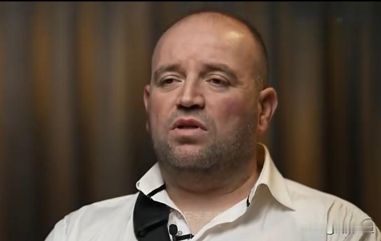 澳大利亚邦迪海滩 “夺枪英雄”艾哈迈德接受采访，主持人:“你当时担心人行天桥上第