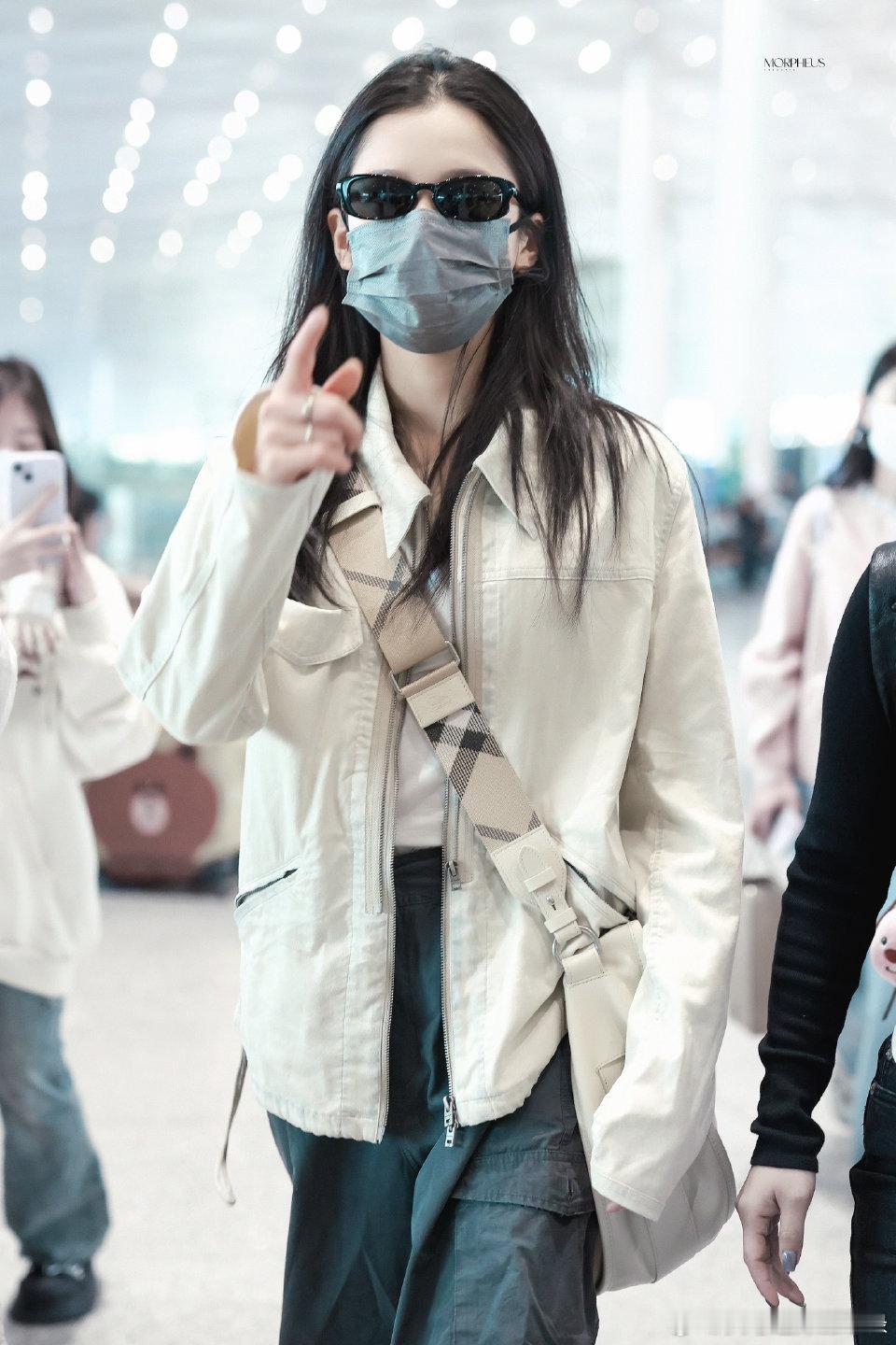 张婧仪进组野狗骨头机场路透 进组啦公主，拍摄顺利！ ​​​