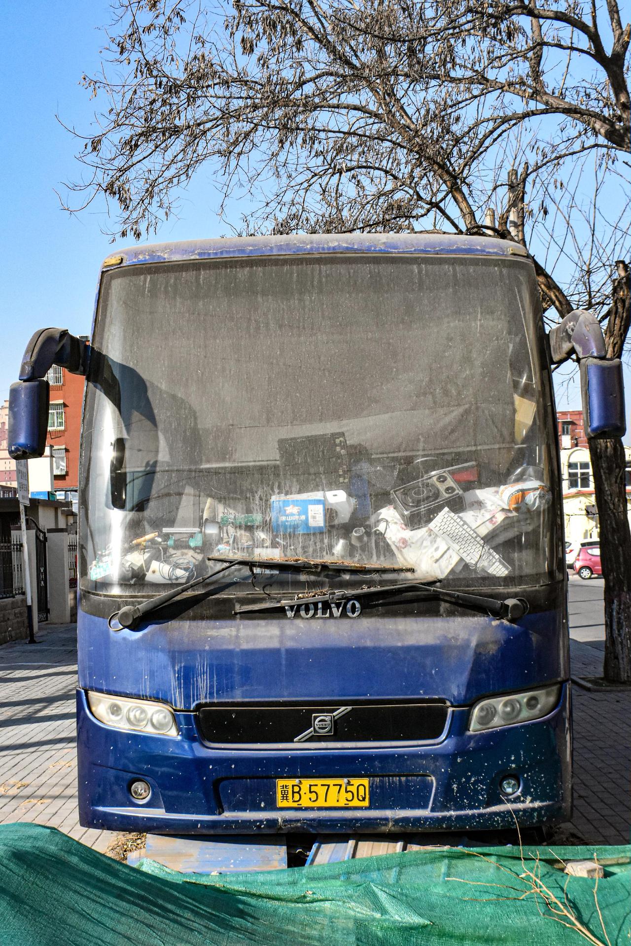 原唐山交运集团的XW6120B，尊贵典雅的B12M，如今当小区内的仓库使用
沃尔