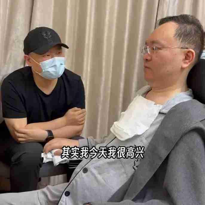 相声演员岳云鹏探望渐冻症抗争者蔡磊，
 
 蔡磊，曾任京东集团副总裁，被确诊渐冻