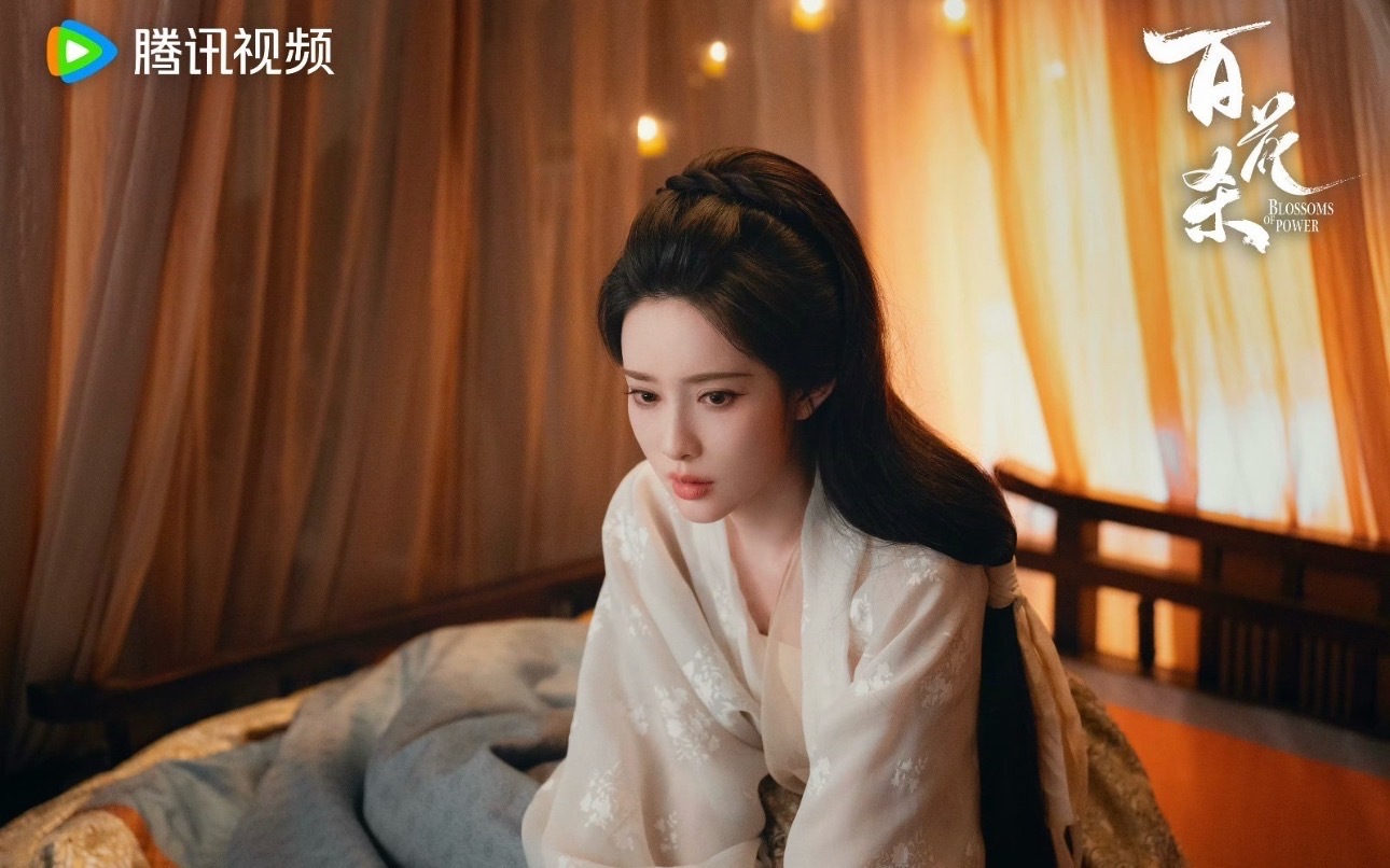 百花杀浴桶吻是三个人的吻 萧长卿守在门外默默旁观浴桶吻，太子借着吻戏宣示占有欲，