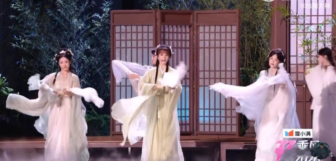 陶昕然徐梦洁双人舞 国风舞台氛围感拉满，陶昕然与徐梦洁携手共舞，动作舒展默契十足