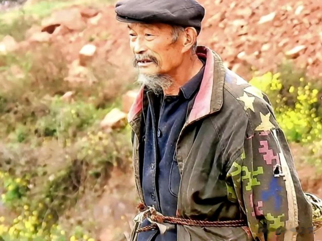 早年他家穷得叮当响，没地没房，吃了上顿没下顿。直到共产党和红军来到瑞金，分田分地