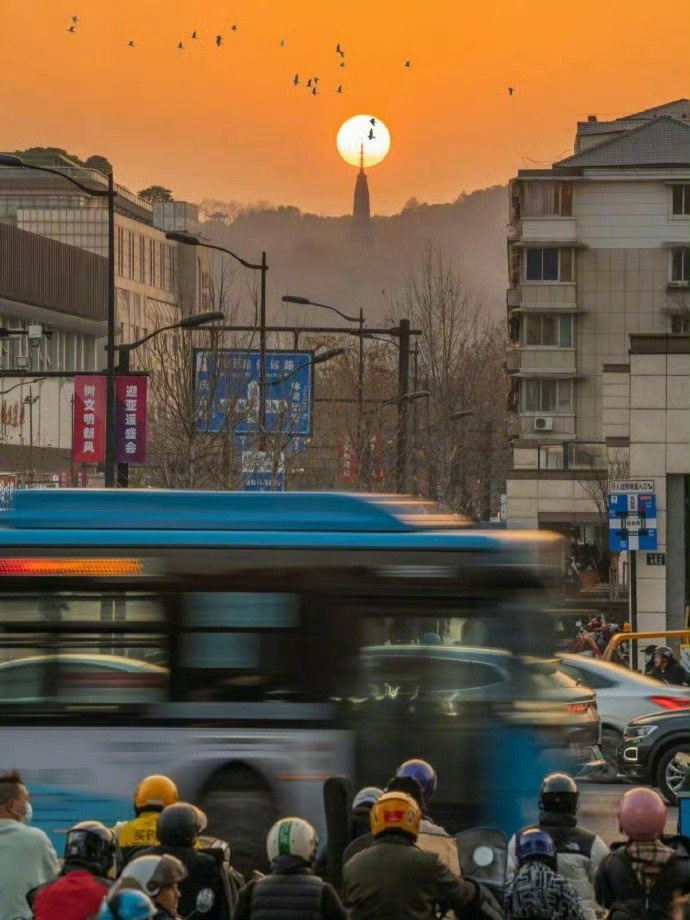 喜欢《钝感力》中的这段话：不要对日常生活太敏感。和什么样的人一般见识，你也就是什