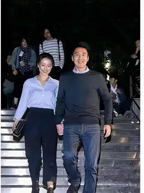 一张旧照勾起无数回忆！照片里手牵手走下台阶的正是高圆圆与赵又廷。
两人都是演员，