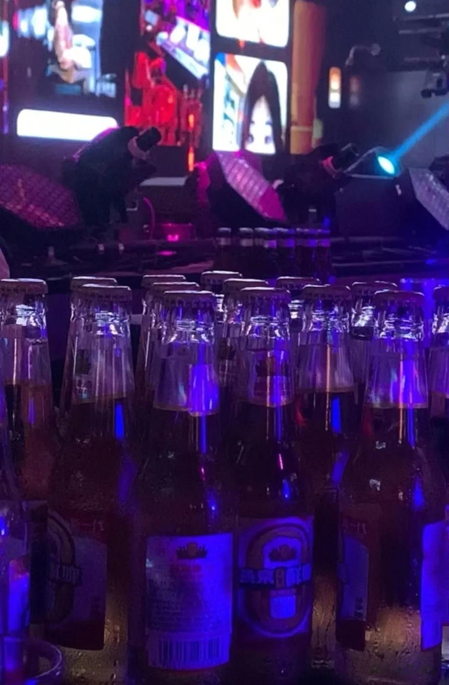 刚才，有人问我一个很搞笑的问题:以前啤酒瓶子有人回收，现在怎么没人要了，你收不收