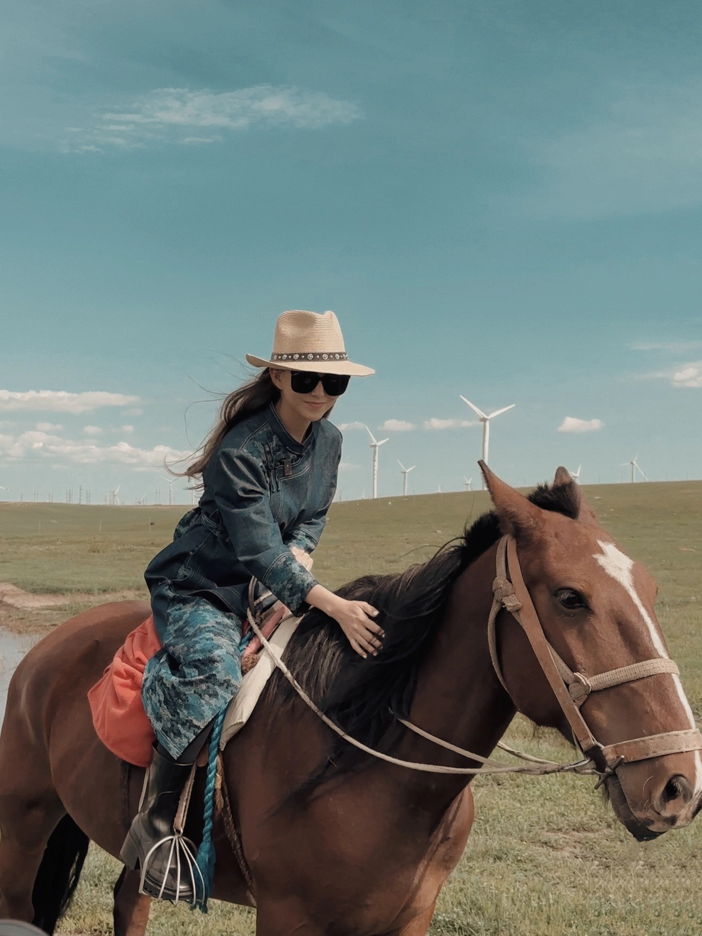 #昆凌[超话]# 小红薯更新：牛仔有點忙來到草原怎麼能不騎一次馬呢😎😎#大草