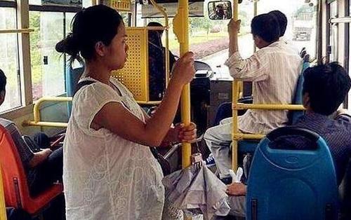 ：
​     案例. 成都高铁事件：老人辱骂拒让座青年“没教养”，青年回怼“我