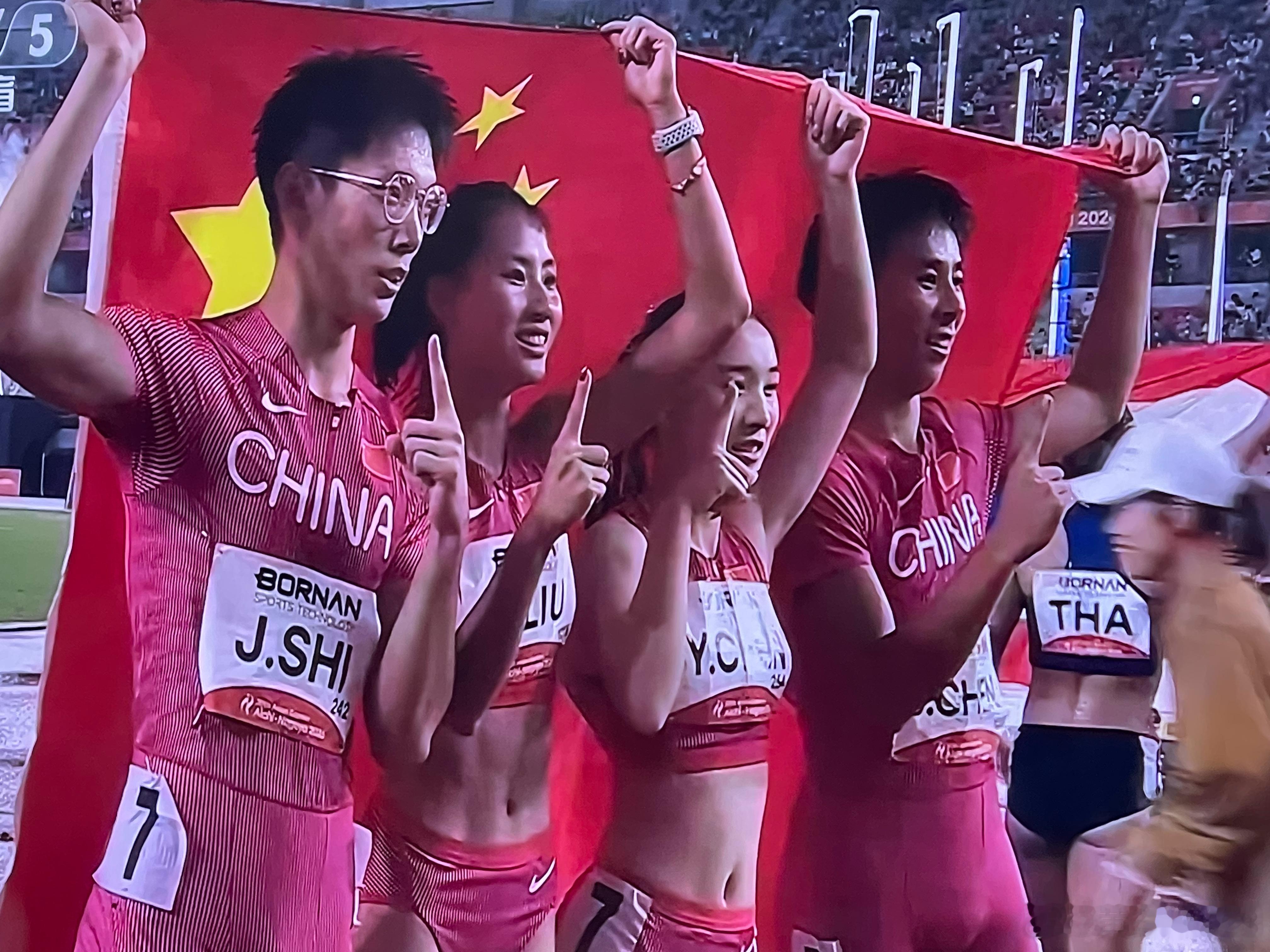 名古屋亚运会4X100米混合接力中国队获得冠军🏆，最后一棒陈妤颉风一般的速度超
